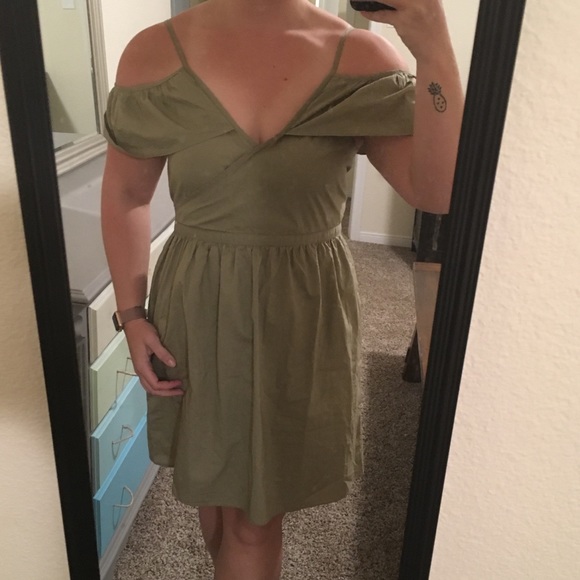 Off-Shoulder Madewell Dress - Picture 2 of 4